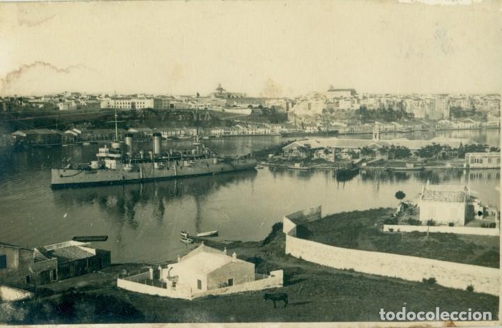 Postales: MENORCA MAHON PUERTO Y BUQUE DE GUERRA. FOTOGR&Aacute;FICA. RARA. HACIA 1920.