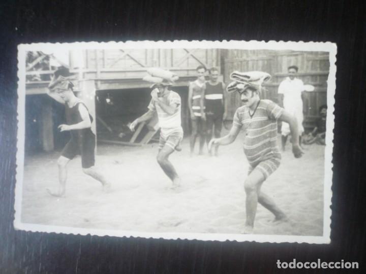 Cartoline: Hombres en la playa