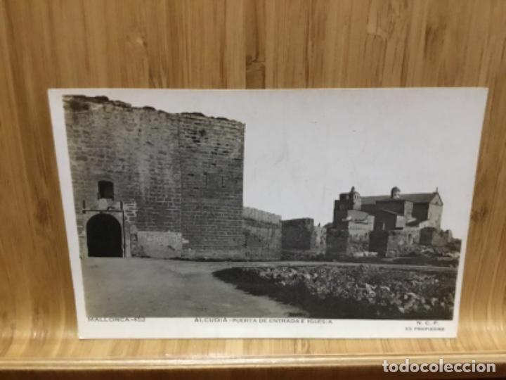 Postkarten: Postal de alcudia.puerta de entrada e iglesia.mallorca 453.arts.
