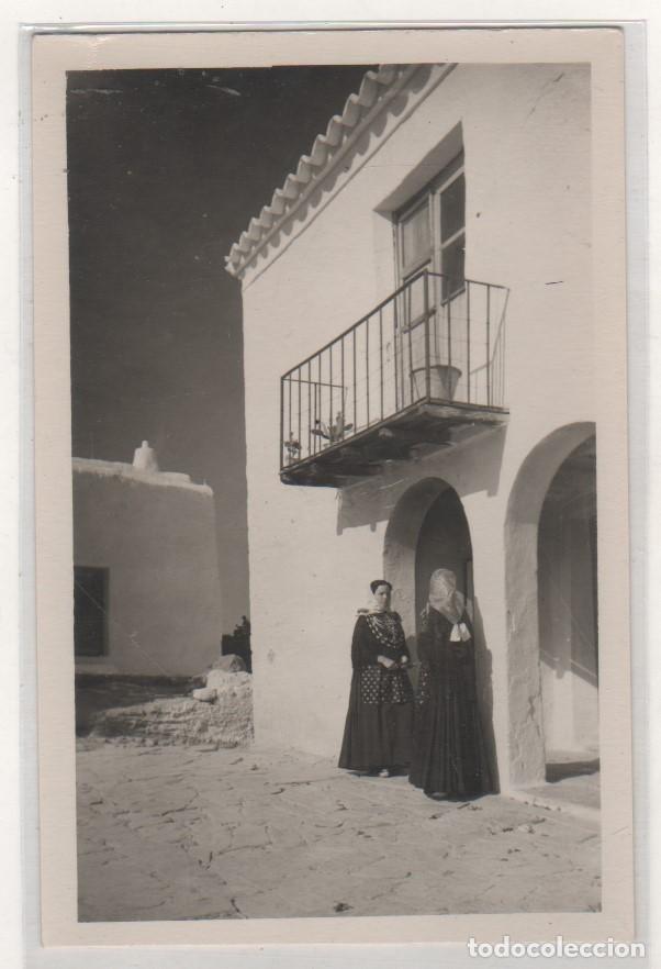 Postkarten: Postal acabado fotogr&aacute;fico. Sin reverso. Pareja ibicencos. No figura editor. Sin circular.