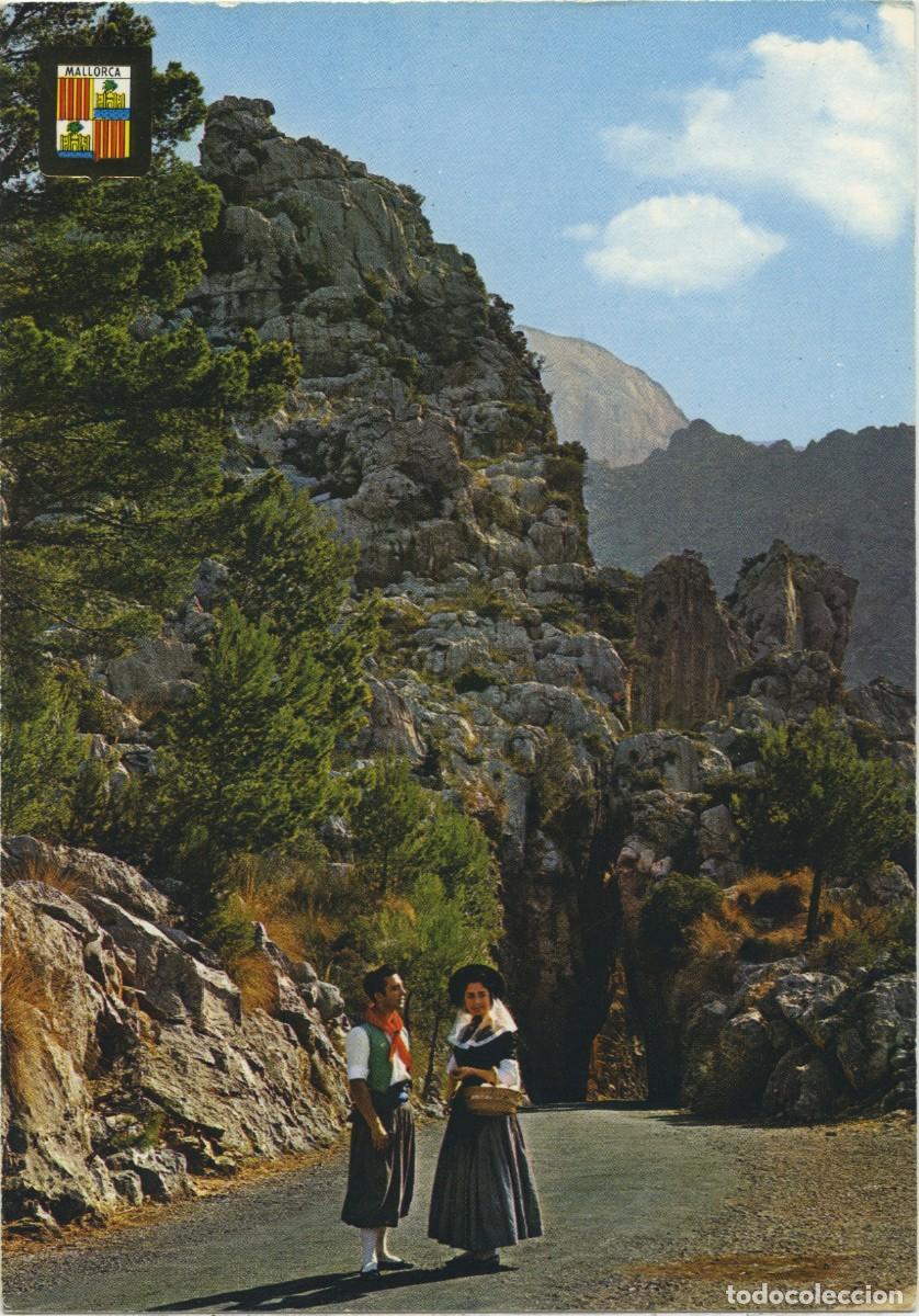 Postales: N&ordm; 1555-MALLORCA. Torrente de Pareis. Pareja t&iacute;pica. Sin circular. ED. A. SUBIRATS CASANOVAS