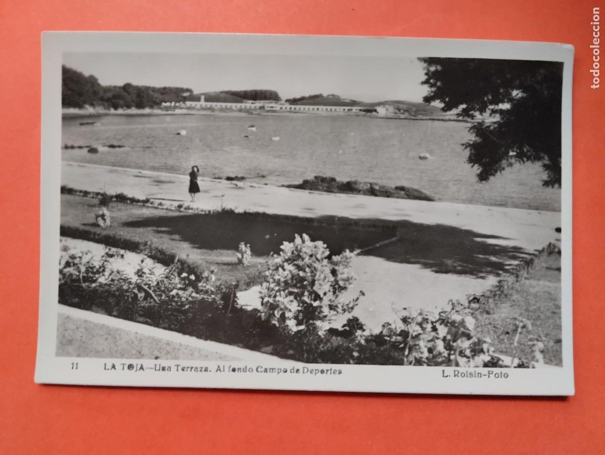 Postales: POSTAL FOTOGRAFICA LA TOJA PONTEVEDRA, UNA TERRAZA, AL FONDO CAMPO DE DEPORTES, L, ROISIN