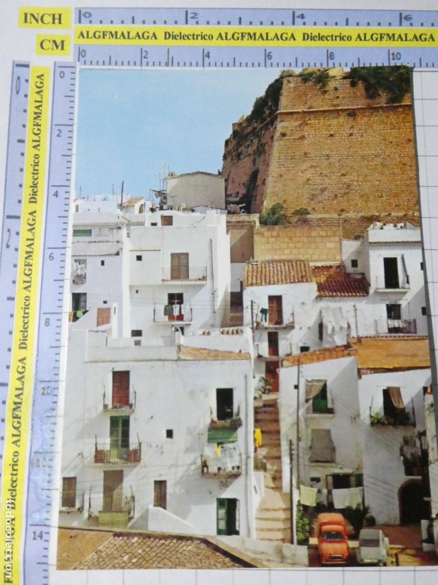 Postales: POSTAL DE IBIZA. A&Ntilde;O 1974. CALLE T&Iacute;PICA ADOSADA A SES MURADES CITROEN 2CV. FURGONETA RENAULT 4. 1651
