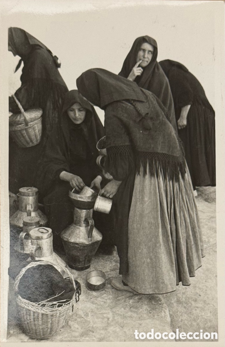 Postales: Ibiza reparto de leche en el mercado antiguo
