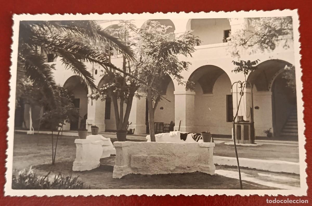 Postales: POSTAL FOTOGRAFICA PATIO AJARDINADO ANTIGUO HOSPITAL LAZARETO - MAH&Oacute;N 1950