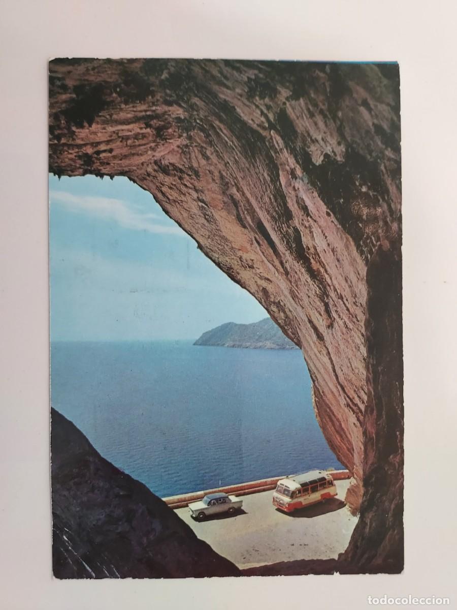 Postales: POSTAL CAPDEPERA ENTRADA CUEVAS ARTA. 1962. CIRCULADA. CASA PLANAS. MALLORCA. AUTOBUS