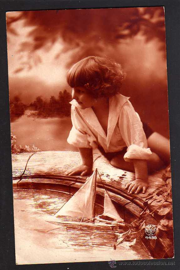 Postales: Ni&ntilde;o jugando con un barco. Circulada. - Foto 1