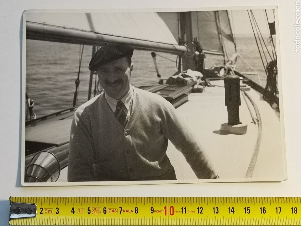 Postales: Fotograf&iacute;a de se&ntilde;or con barca yate de vela de 1935 - Foto 1