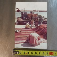 Postales: FOTOGRAFÍA DE PESCADORES ARREGLANDO RED, 1960S 1970S PUERTO DESCONOCIDO, BARCELONA, PALAMÓS, ARENYS,
