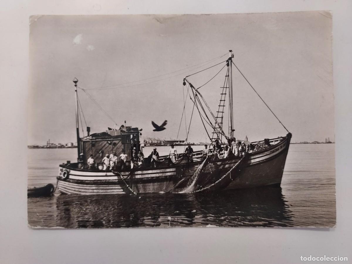 Postales: POSTAL BARCO DE PESCA EN WALVIS BAY, NAMIBIA (S. W. AFRICA). CIRCULADA (sin sello)
