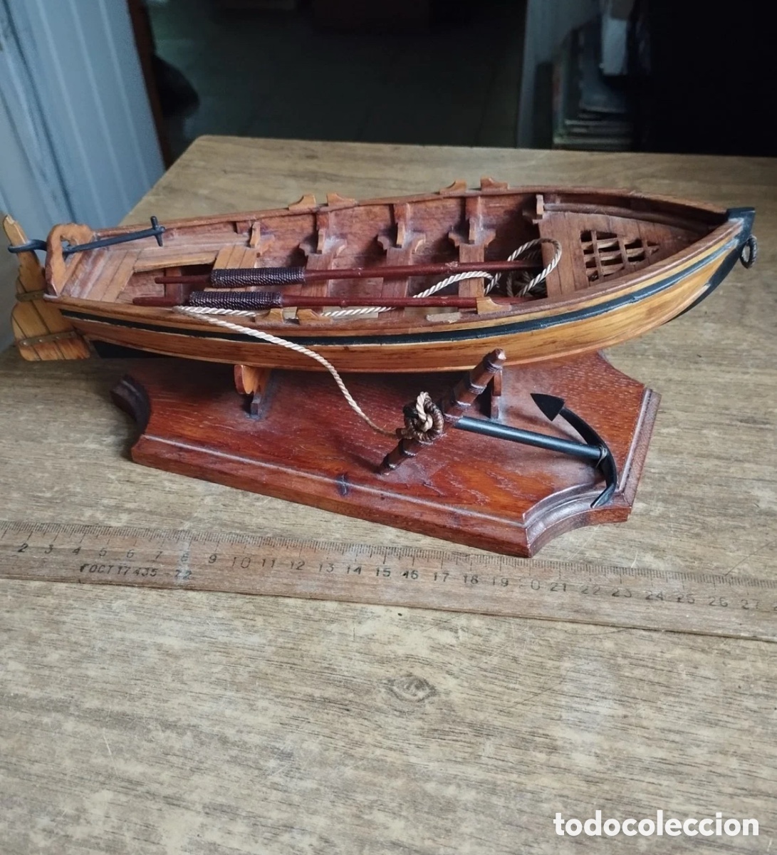 Postales: Maqueta de bote / lancha de remos de madera con peana - 27 cm