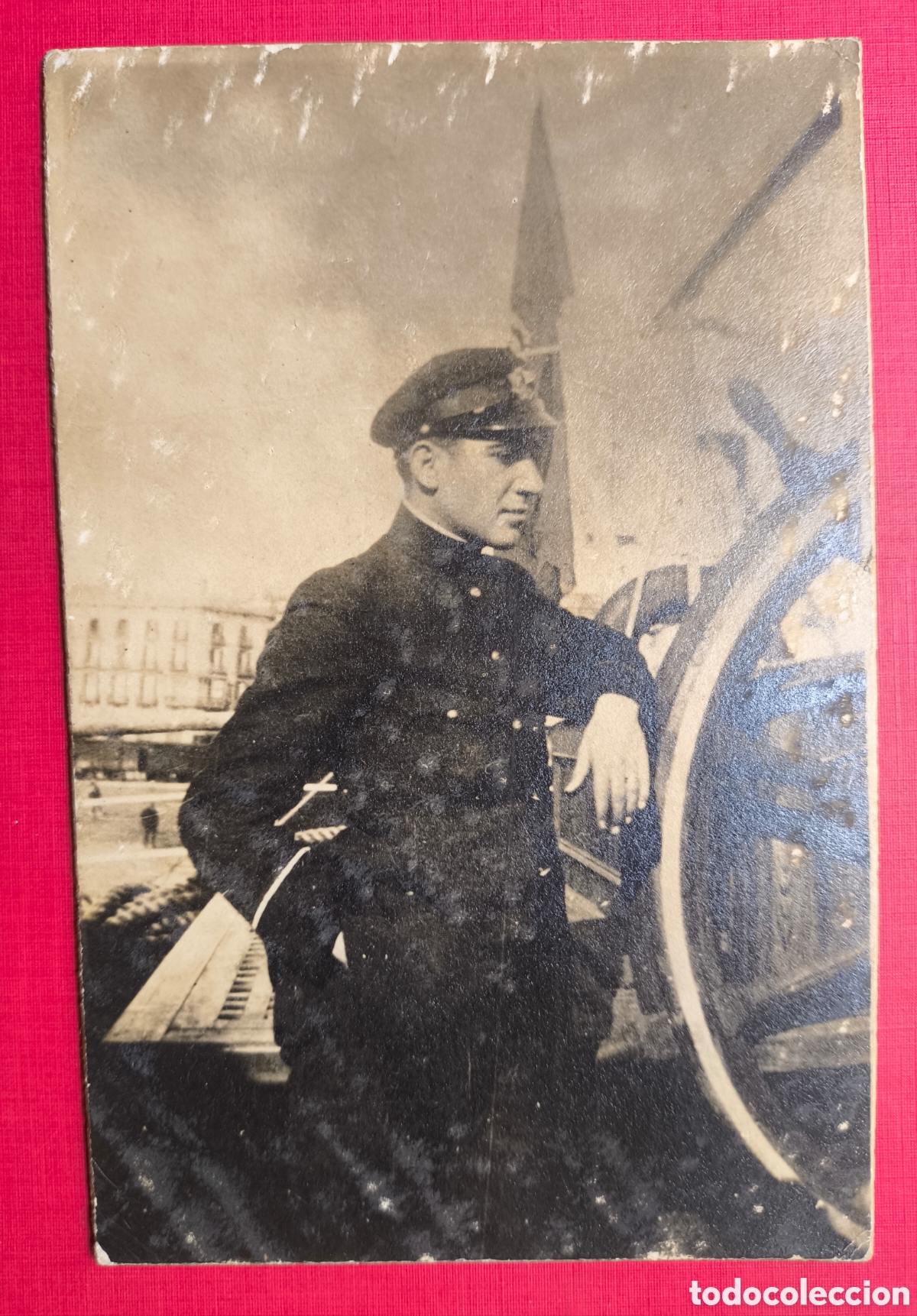 Postales: FOTOGRAF&Iacute;A RETRATO MARINERO ARMADA CUBIERTA TIMON POSTAL FOTOGR&Aacute;FICA PUERTO BARCELONA C. 1920