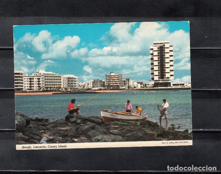 Postales: ARRECIFE. LANZAROTE. GRUPO DE PESCADORES FRENTE A LA PLAYA DEL REDUCTO