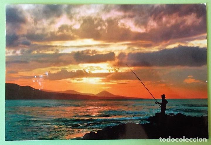 Postcards: Islas Canarias. Crep&uacute;scilo y pescador. John Hinde. Usada con sello. Color. Dorso: Dos charnelas