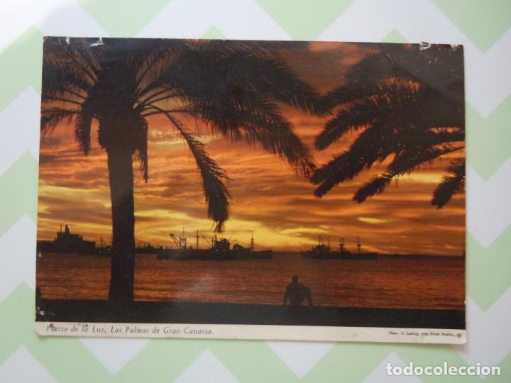 Cartoline: Postal de puesta de sol con palmeras y barcos de Puerto de la Luz (Gran Canaria)