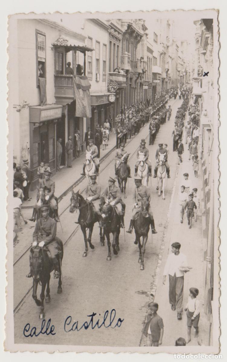 Postales: TARJETA POSTAL - SANTA CRUZ DE TENERIFE - DESFILE MILITAR POR LA CALLE CASTILLO