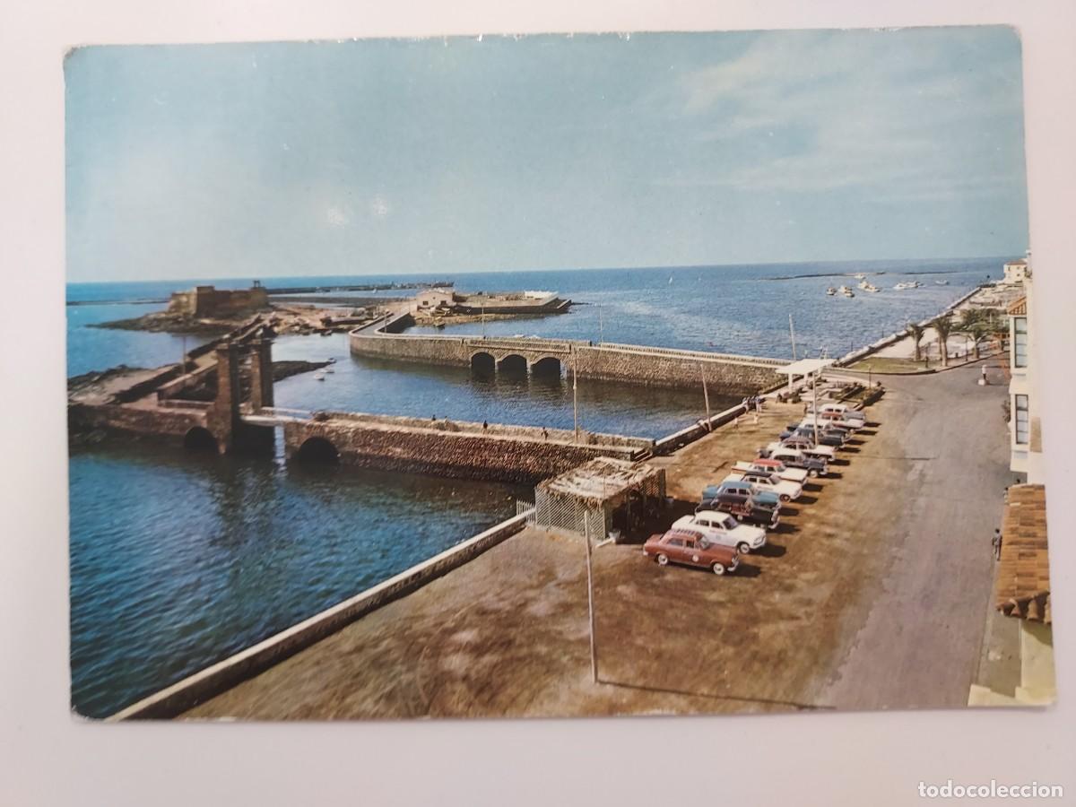 Postales: POSTAL ARRECIFE DE LANZAROTE LOS PUENTES Y EL CASTILLO DE SAN GABRIEL. 1964. CIRCULADA. LAS PALMAS
