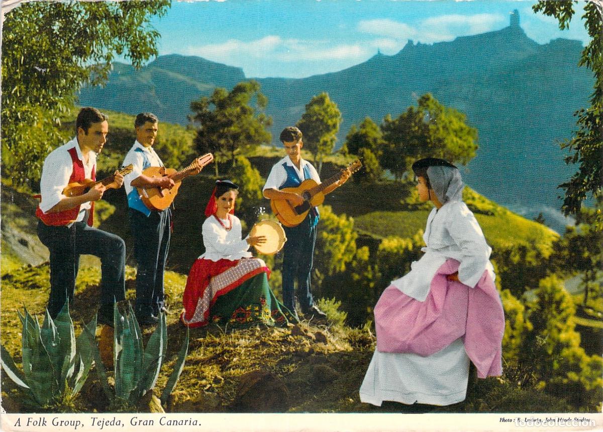 Postales: Postal de Tejeda Gran Canaria con grupo folcl&oacute;rico y Roque Nublo