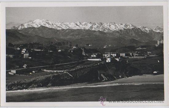 Postales: TARJETA POSTAL DE COMILLAS AL FONDO LOS PICOS DE EUROPA CANTABRIA