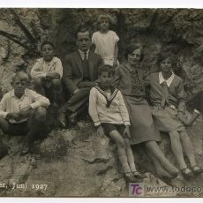 Postales: SANTANDER. FAMILIA DE TURISTAS VERANEANTES EN JUNIO DE 1927. POSTAL FOTOGRÁFICA. Lote 24200107
