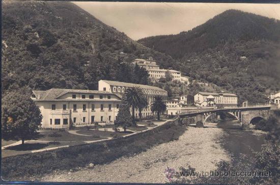Postais: LAS CALDAS DE BESAYA (CANTABRIA).- VISTA GENERAL CON EL BALNEARIO Y SUS HOTELES EN PRIMER TERMINO