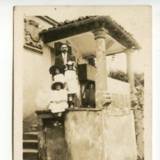Postales: COMILLAS 1918. POSTAL FOTOGRÁFICA, ESCALERA CON ESCUDO HERÁLDICO