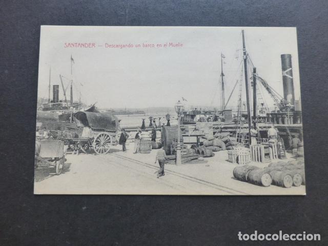 Postales: SANTANDER DESCARGANDO UN BARCO EN EL MUELLE - Foto 1