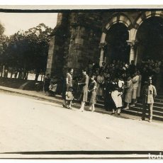 Postales: TORRELAVEGA, GUARDIA MUNICIPAL Y GENTE EN LA IGLESIA DE Nª Sª DE LA ASUNCIÓN 1925 POSTAL FOTOGRÁFICA