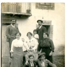 Postales: FAMILIA ANTE UNA CASA DE PUEBLO, S. RIANCHO FOTÓGRAFO, ONTANEDA-ALCEDA, POSTAL FOTOGRÁFICA