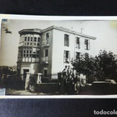 Postales: SANTANDER FAMILIA EN CHALET POSTAL FOTOGRAFICA FECHADA EL 27 DE JULIO DE 1930. Lote 299584173