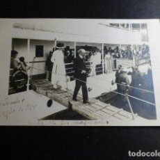 Postales: SANTANDER LA REINA VICTORIA EUGENIA DESEMBARCANDO DEL INFANTA ISABEL AGOSTO 1918 POSTAL FOTOGRAFICA. Lote 323835888
