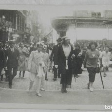 Postales: FOTO POSTAL DE LA REINA VICTORIA EUGENIA Y ELPRINCIPE DE ASTURIAS POR LAS CALLES DE SANTANDER 1919,. Lote 334947408