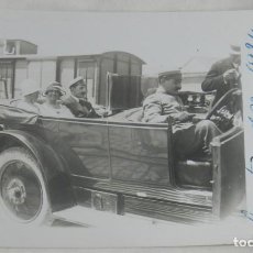 Postales: FOTO POSTAL DE LOS REYES ALFONSO XIII Y VICTORIA EUGENIA EN AUTOMOVIL, SANTANDER 1924, NO CIRCULADA. Lote 334947568
