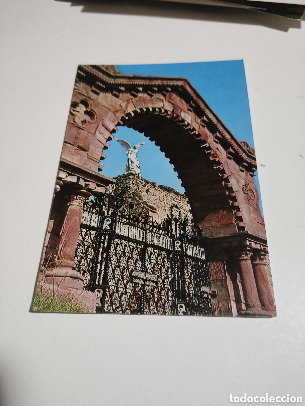 Postales: Postal comillas puerta del cementerio - Foto 1