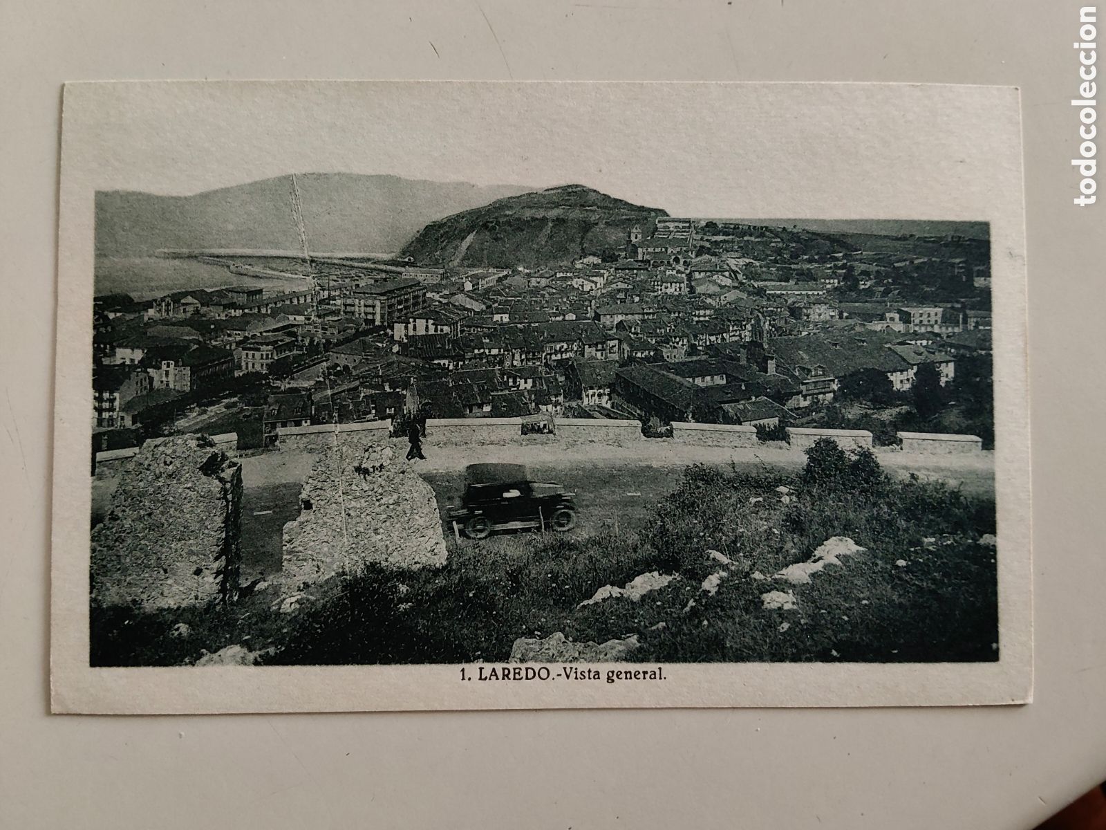 Postales: Tarjeta postal Laredo Cantabria Vista general a&ntilde;os 20 L Roisin coche