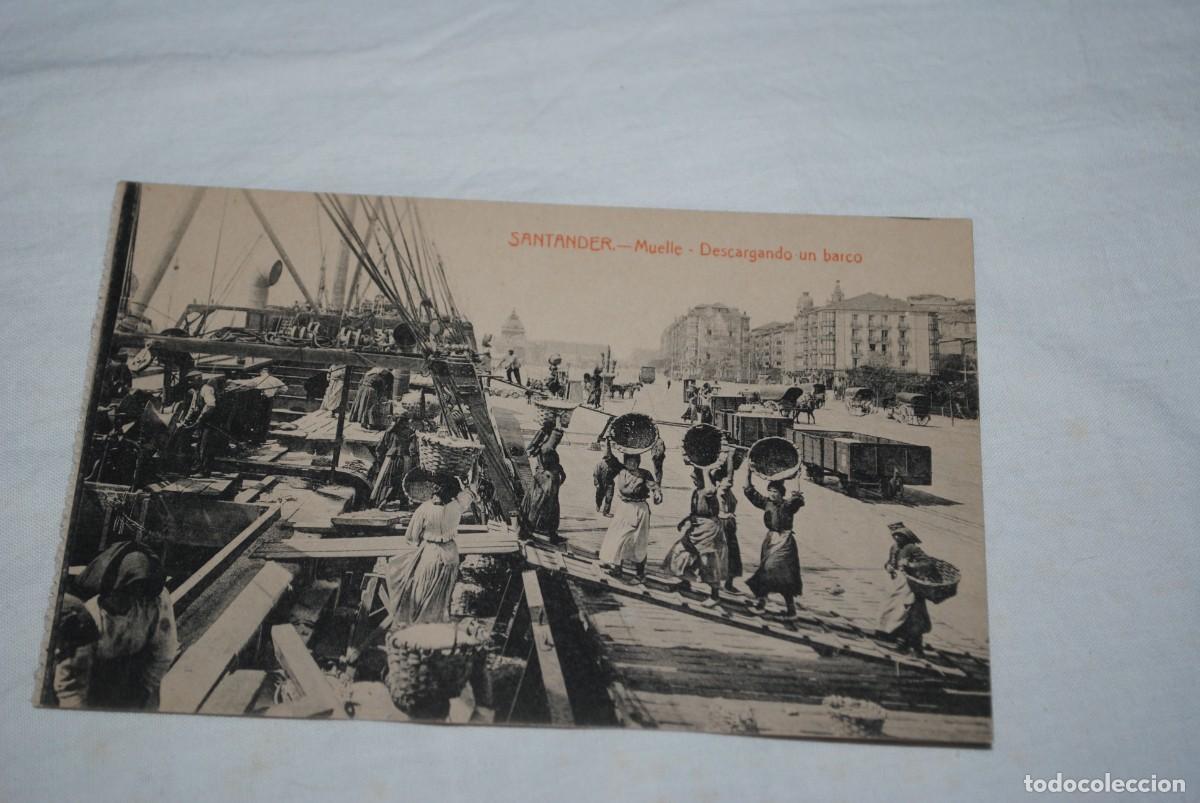 Postales: SANTANDER , MUELLE - DESCARGANDO UN BARCO .