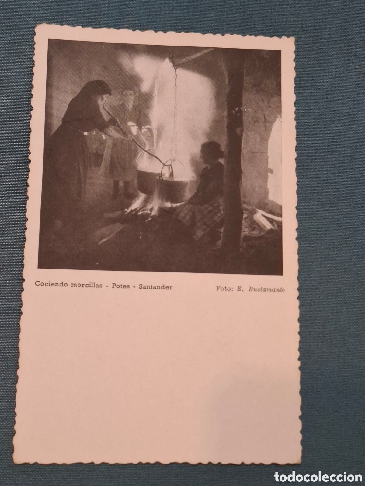 Postales: Potes. Cociendo morcillas. Foto E. Bustamante