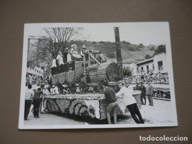 Postales: LAREDO CANTABRIA BATALLA DE FLORES UNA CARROZA FOTOGRAFIA TAMA&Ntilde;O POSTAL FOTO CARMELO