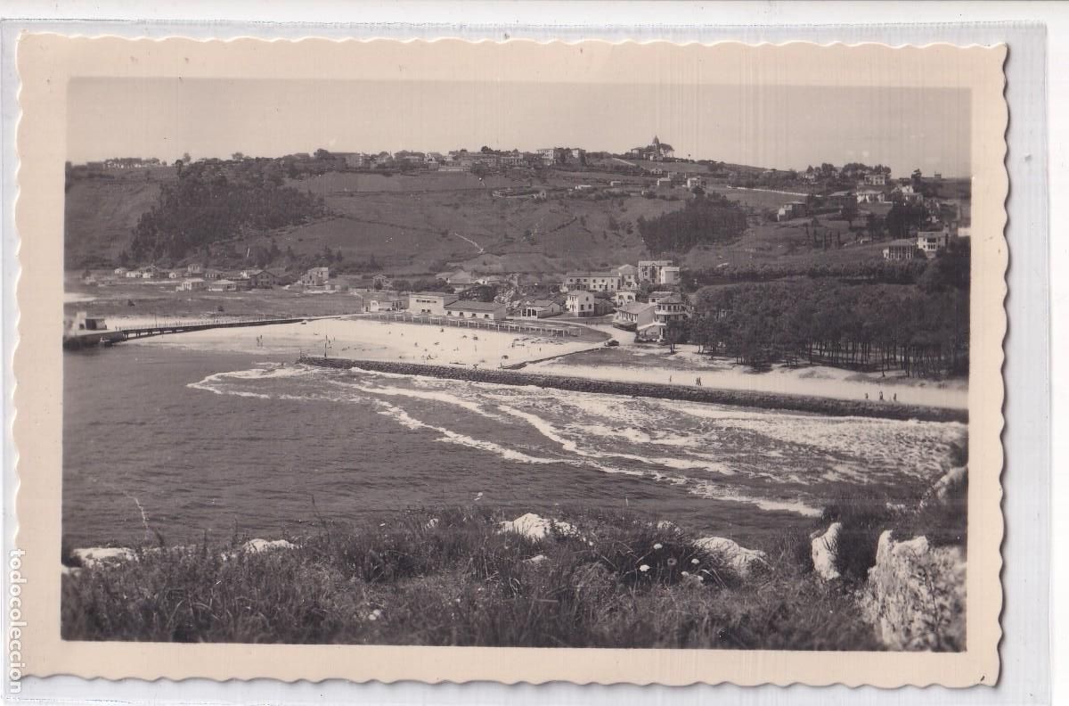 Cartoline: 17 Suances Muro y pinares al fondo. Ediciones Arribas. Sin circular.
