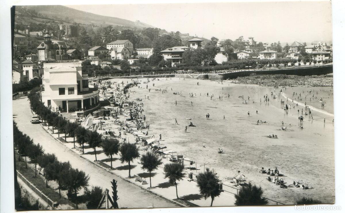 Postales: Castro Urdiales. Playa y Hotel Miramar. Ediciones Arribas. Circulada