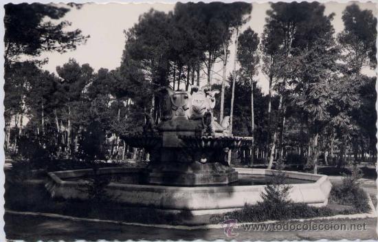 Cartes Postales: ALBACETE.-PARQUE DE LOS M&Aacute;RTIRES.FUENTE DE SATURNINO L&Oacute;PEZ