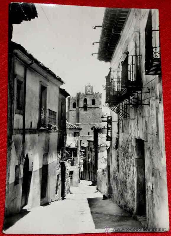 Postkarten: ANTIGUA FOTO POSTAL DE SIGUENZA - N. 16 - CALLE ARCEDIANOS - CIRCULADA - ED. REALA&Ntilde;O.