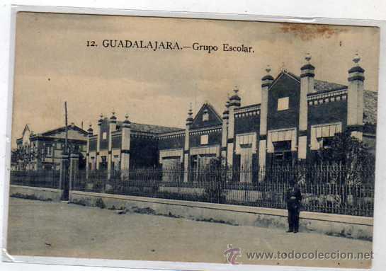 Postales: Guadalajara. 12 Grupo escolar. Edici&oacute;n Saturio Ram&iacute;rez. Sin circular.