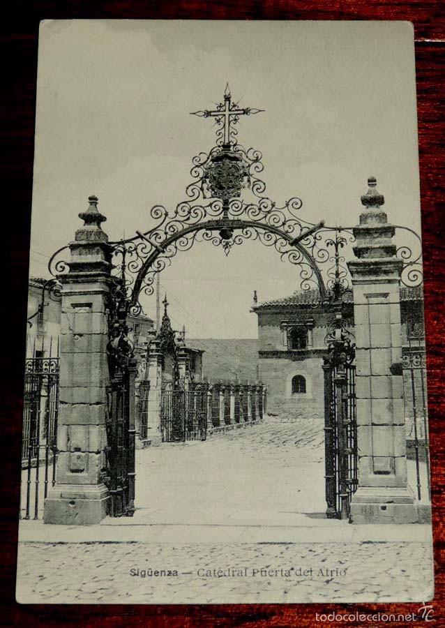 Postales: ANTIGUA POSTAL DE SIGUENZA (GUADALAJARA). PUERTA DEL ATRIO, NO CONSTA MARCA EDITORIAL, SIN CIRCULAR