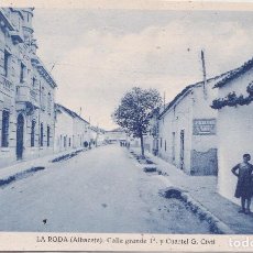 Postales: LA RODA (ALBACETE) - CALLE GRANDE 1ª Y CUARTEL GUARDIA CIVIL - FOTO MORENO IBAÑEZ. Lote 199892272