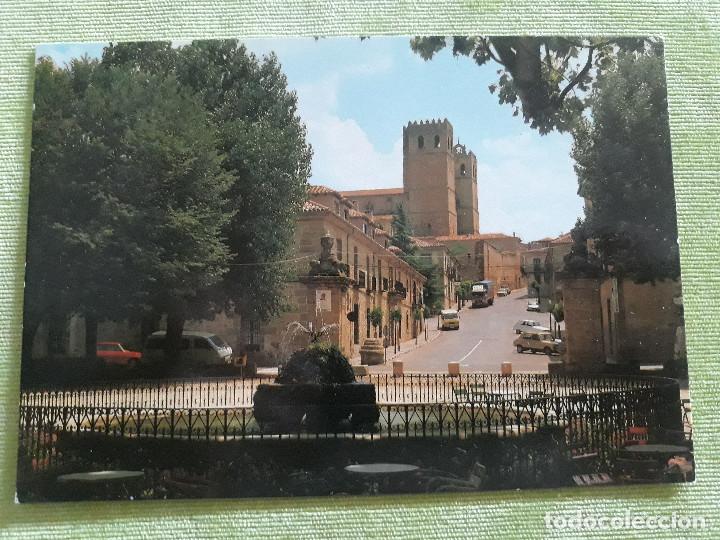 GUADALAJARA - SIGÜENZA - FUENTE DE LA ALAMEDA Y CALLE SERRANO SANZ (Postales - España - Castilla la Mancha Moderna (desde 1940))