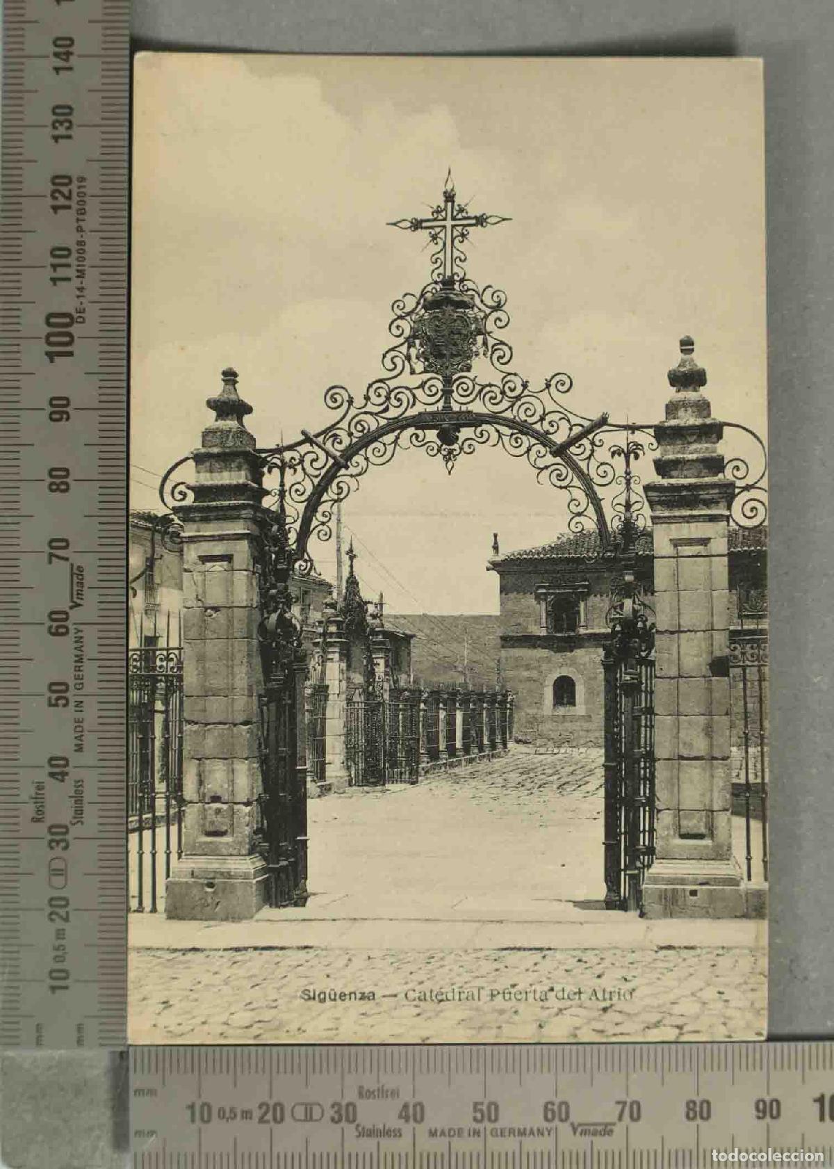 Postales: POSTAL. Puerta del Atrio de la Catedral de Sig&uuml;enza