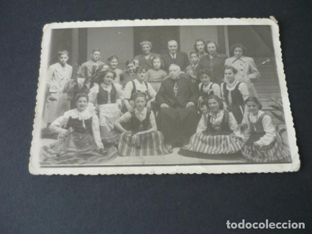 Cartoline: MANZANARES CIUDAD REAL GRUPO CHICAS CON TRAJE TIPICO CON OBISPO ALMARI FOTOGRAFO TAMA&Ntilde;O POSTAL