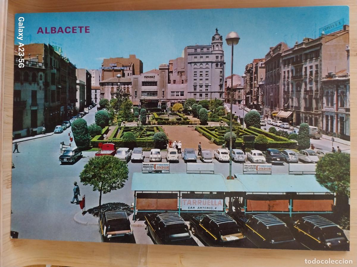 Postales: PLAZA CAUDILLO ALBACETE ED PARIS 572 ANIMADA COCHES CL&Aacute;SICOS