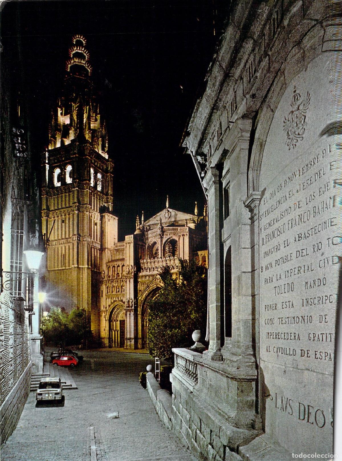 Postales: Postal de Toledo con vista nocturna de la calle t&iacute;pica y la torre de la Catedral